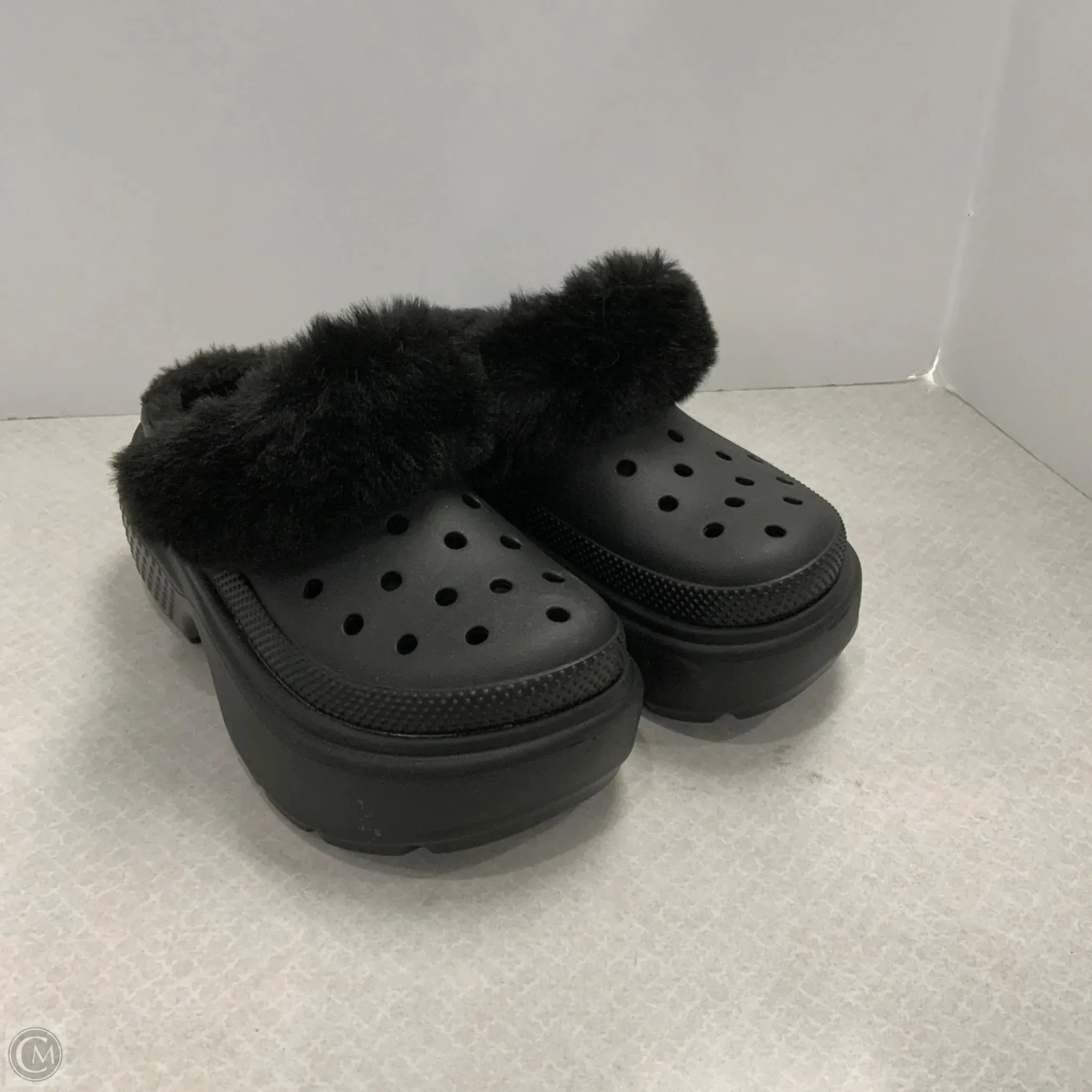 Shoes Flats By Crocs In Black, Size: 7
