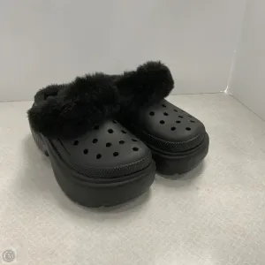 Shoes Flats By Crocs In Black, Size: 7