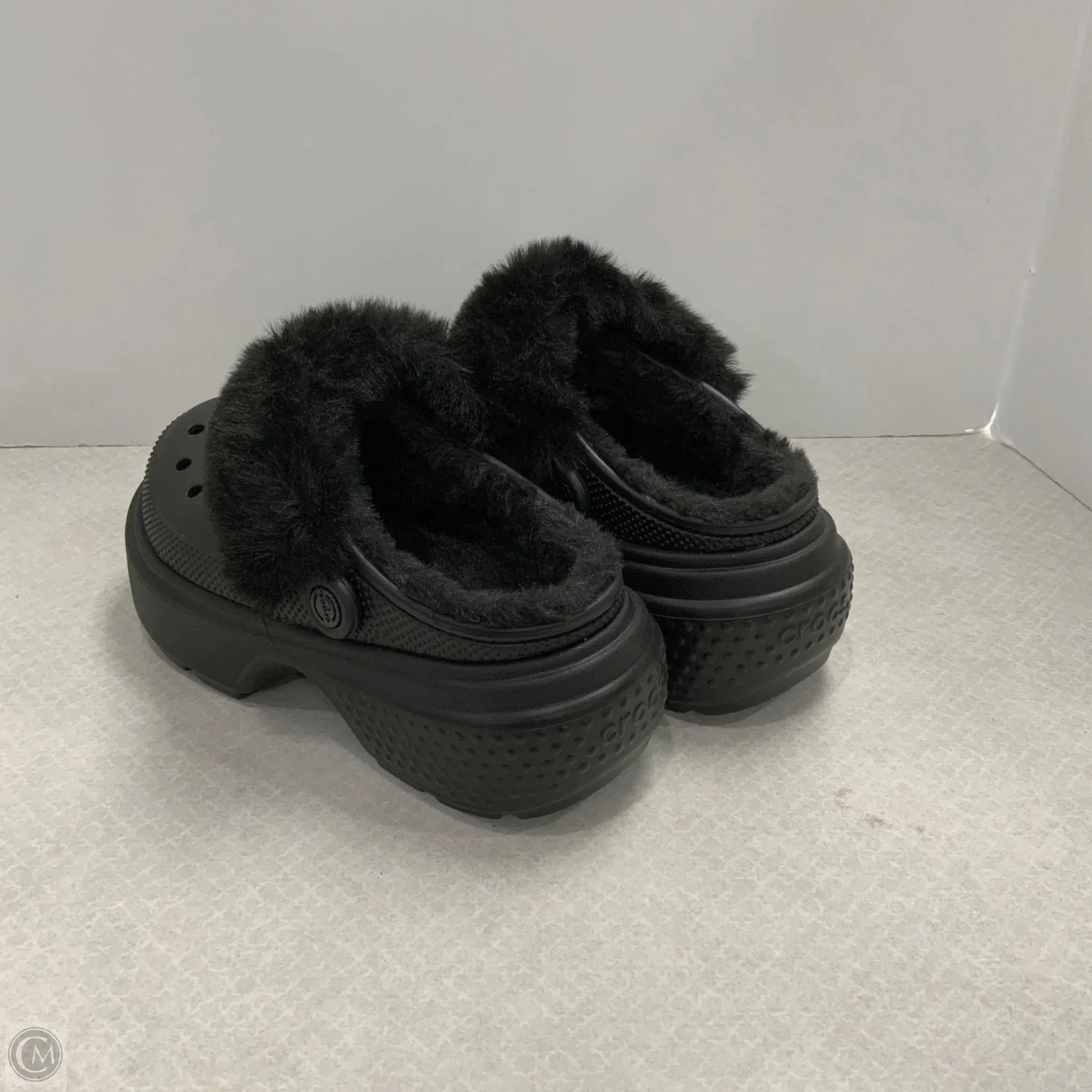 Shoes Flats By Crocs In Black, Size: 7