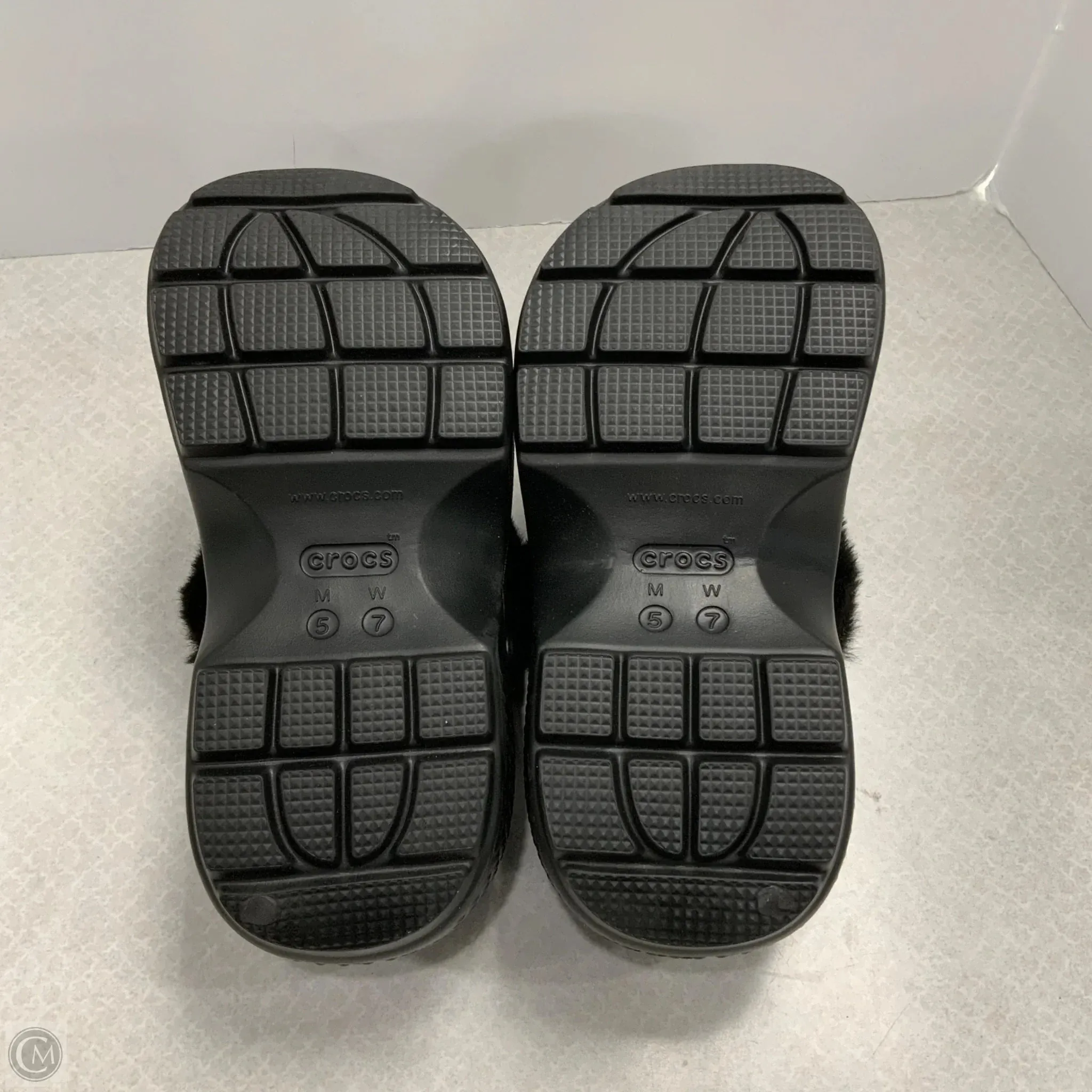 Shoes Flats By Crocs In Black, Size: 7